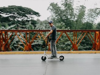 pexels denniz futalan 1379374 326x245 - Kom virksomheden rundt på en smart el scooter